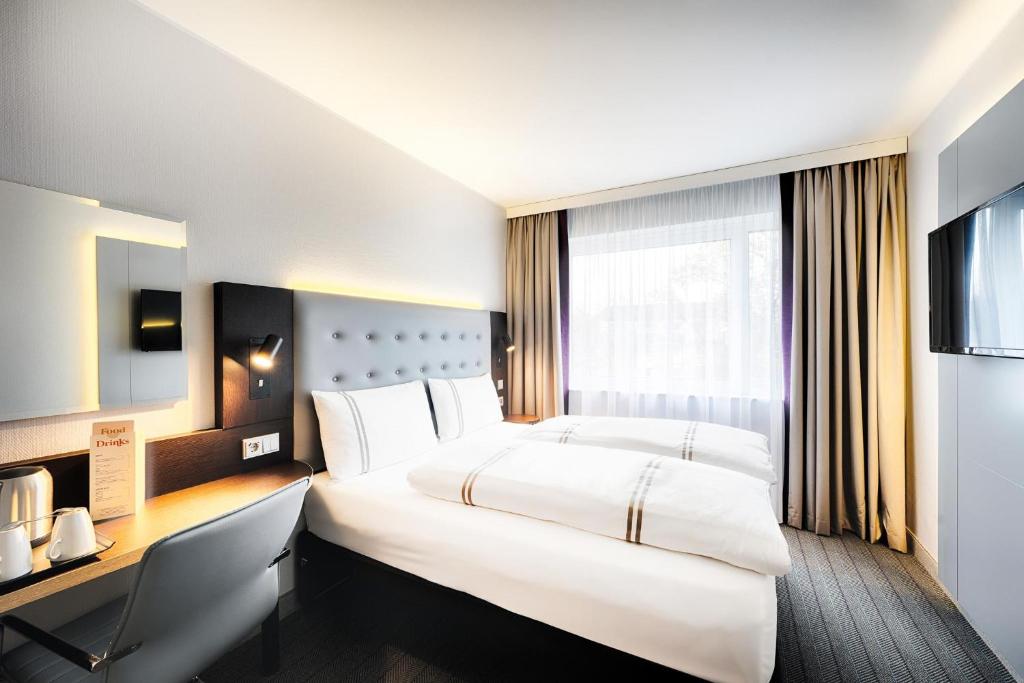 Thanks to our location in the Neukölln district, you’ll only be a 15-minute drive away from Berlin Brandenburg Airport at our Premier Inn Berlin City Sud...