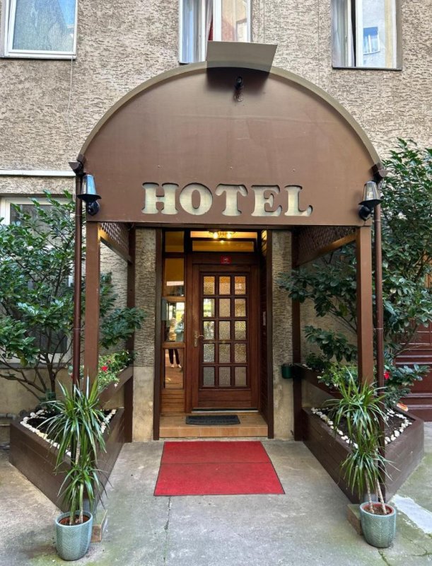 Set within a quiet courtyard, this hotel is located in Berlin's Charlottenburg district and offers free Wi-Fi as well as excellent transport links to the...