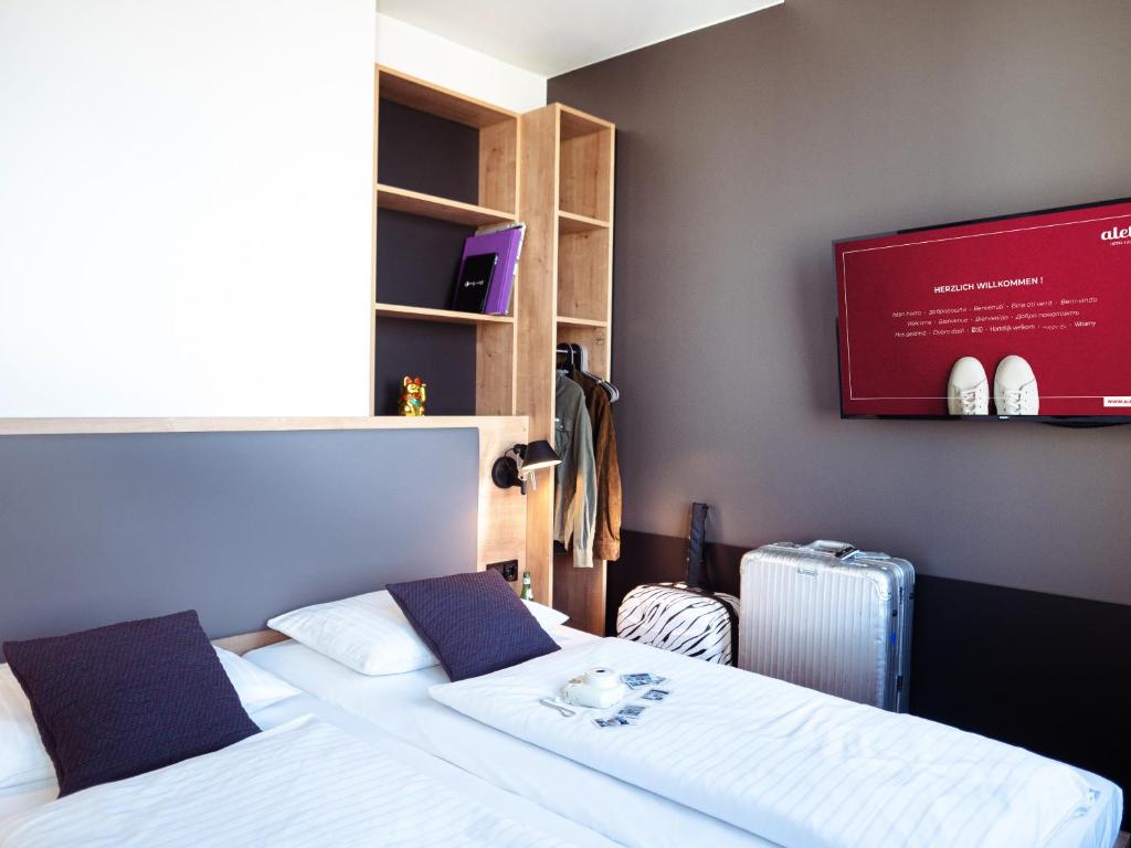 A lounge bar and a roof terrace with views of Berlin are offered at this hotel, a 5-minute walk from the Ku’damm shopping street.