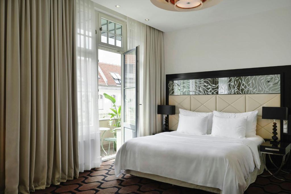 This lifestyle boutique hotel is situated 600 metres from the famous Ku’damm boulevard in Berlin’s stylish Charlottenburg district.