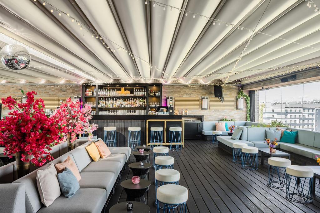 Well set in Berlin, Hotel AMANO East Side provides air-conditioned rooms, a garden, free WiFi and a terrace. The property is around 3.