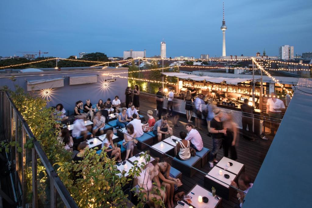 Located in Berlin, 1.2 km from Berlin Cathedral, Hotel AMANO Rooms & Apartments provides accommodation with a garden, private parking, a terrace and a bar.