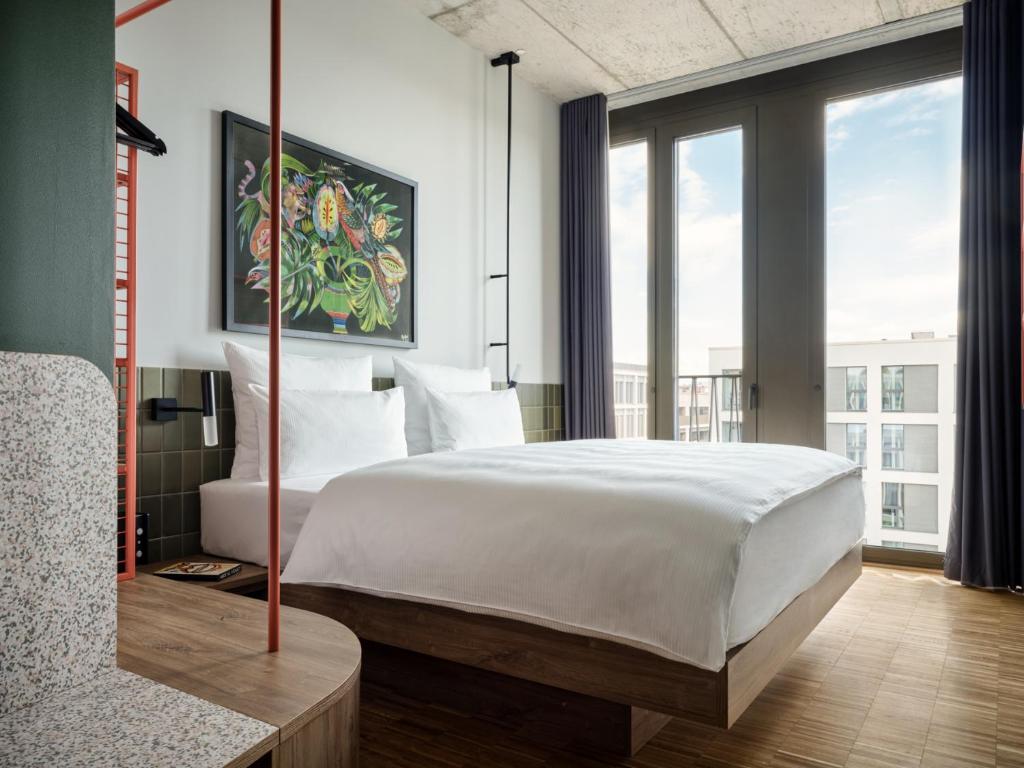 Well set in Berlin, URBAN LOFT Berlin provides air-conditioned rooms, a fitness centre, free WiFi and a garden.