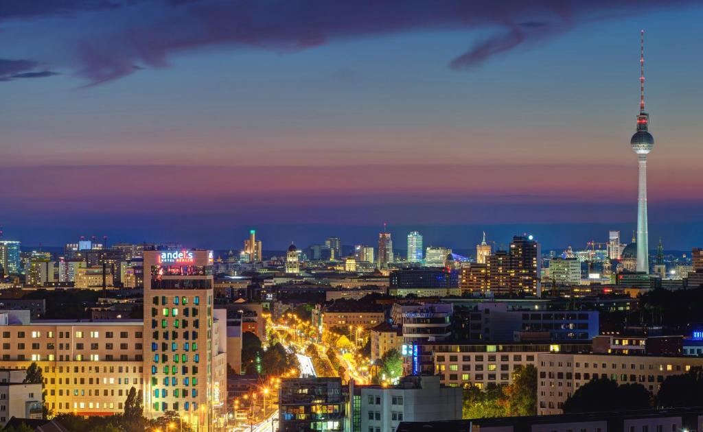 Offering a bar with panoramic views of Berlin, a Michelin-star awarded restaurant, a spa with 24-hour gym, and stylish rooms, this 4-star-superior hotel is...