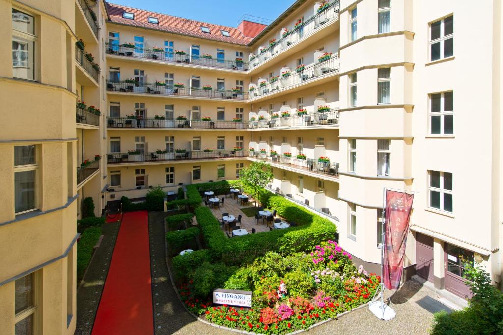 Hotel & Apartments Zarenhof Berlin Prenzlauer Berg offers modern accommodation and free Wi-Fi.