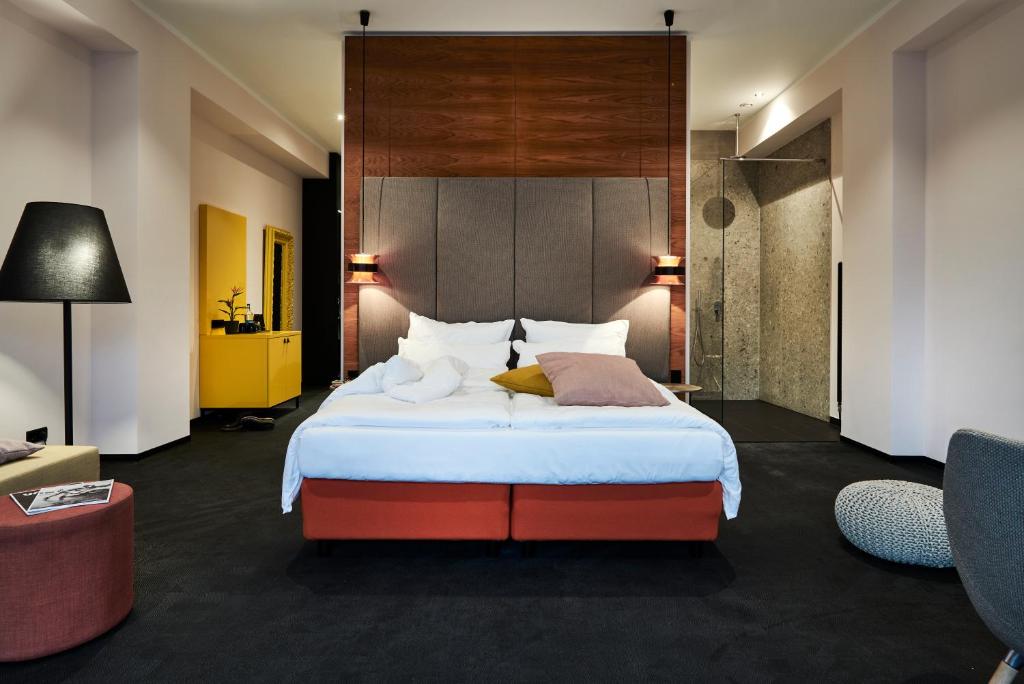 Overlooking the River Spree, this boutique hotel on Berlin’s famous Friedrichstrasse Shopping Street offers elegant rooms and excellent transport...