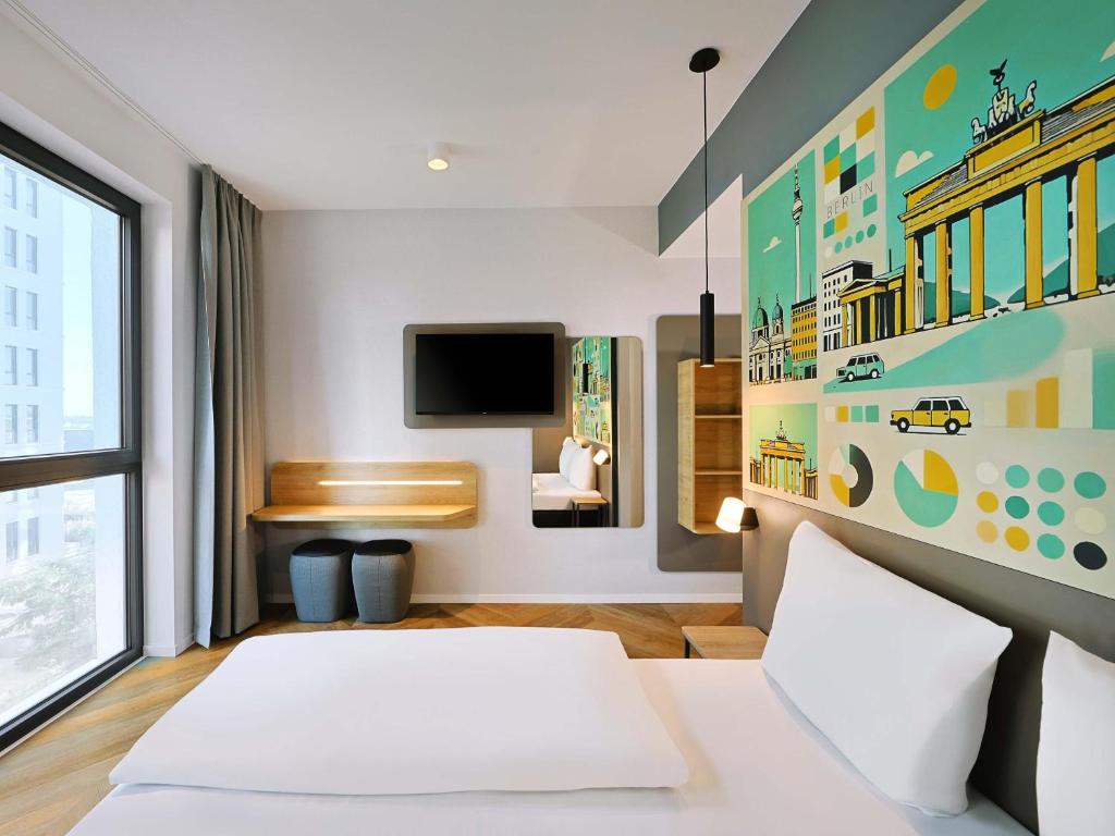 Located within 18 km of East Side Gallery and 20 km of Alexanderplatz, B&B HOTEL Berlin Airport-Nord provides rooms with air conditioning and a private...