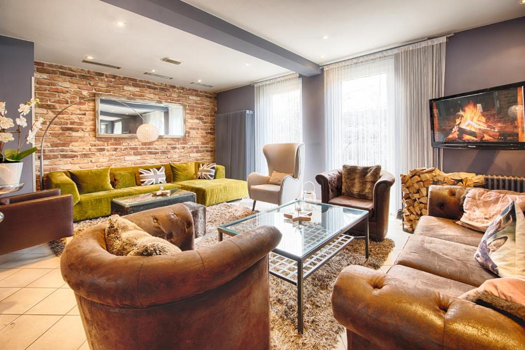 This hotel in Berlin’s central Wilmersdorf district features modern accommodation and has a beer garden.