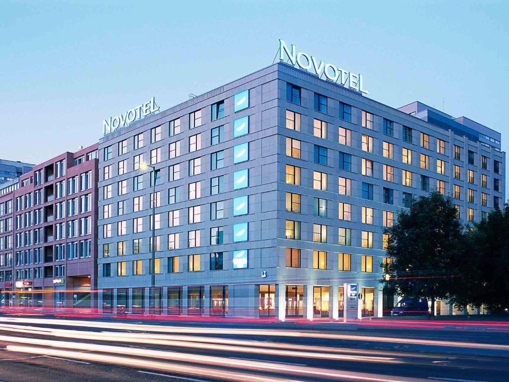 Ideally situated in the centre of Berlin, Novotel Berlin Mitte features air-conditioned rooms with free WiFi, private parking and room service.