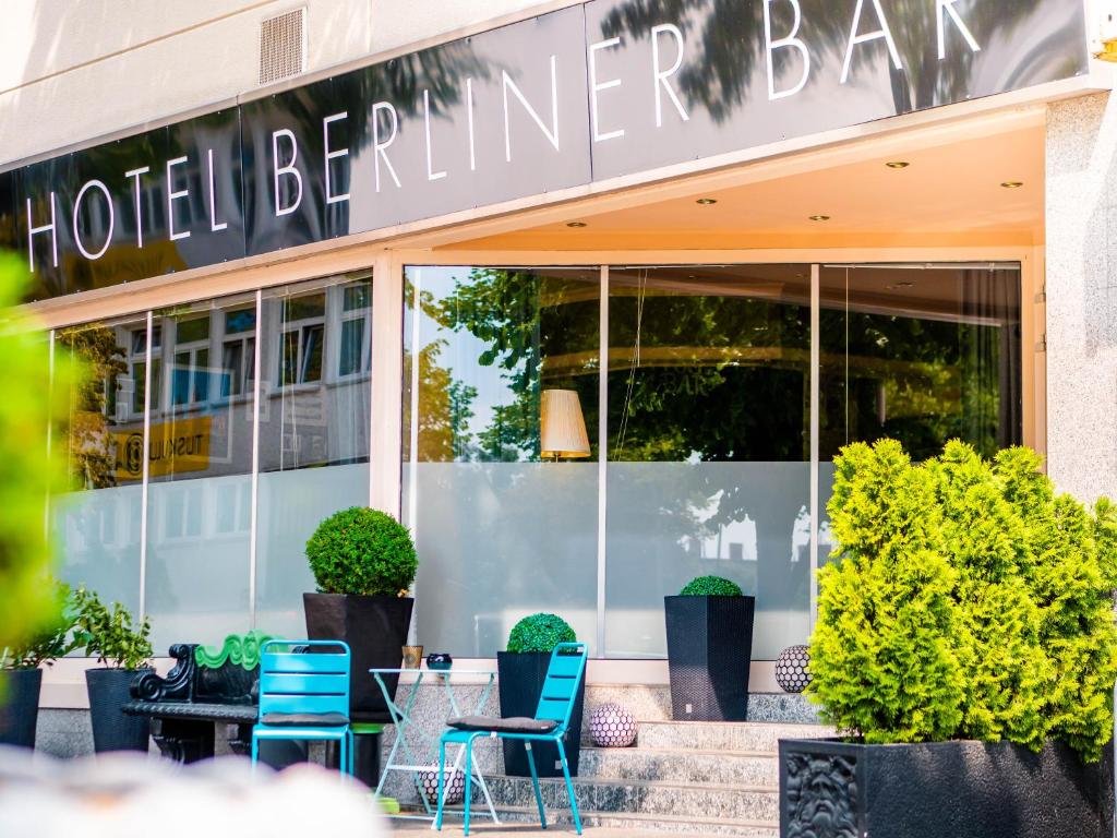 This hotel in Berlin lies directly beside the historic Tempelhof Airport, a 12-minute underground train journey from Checkpoint Charlie.