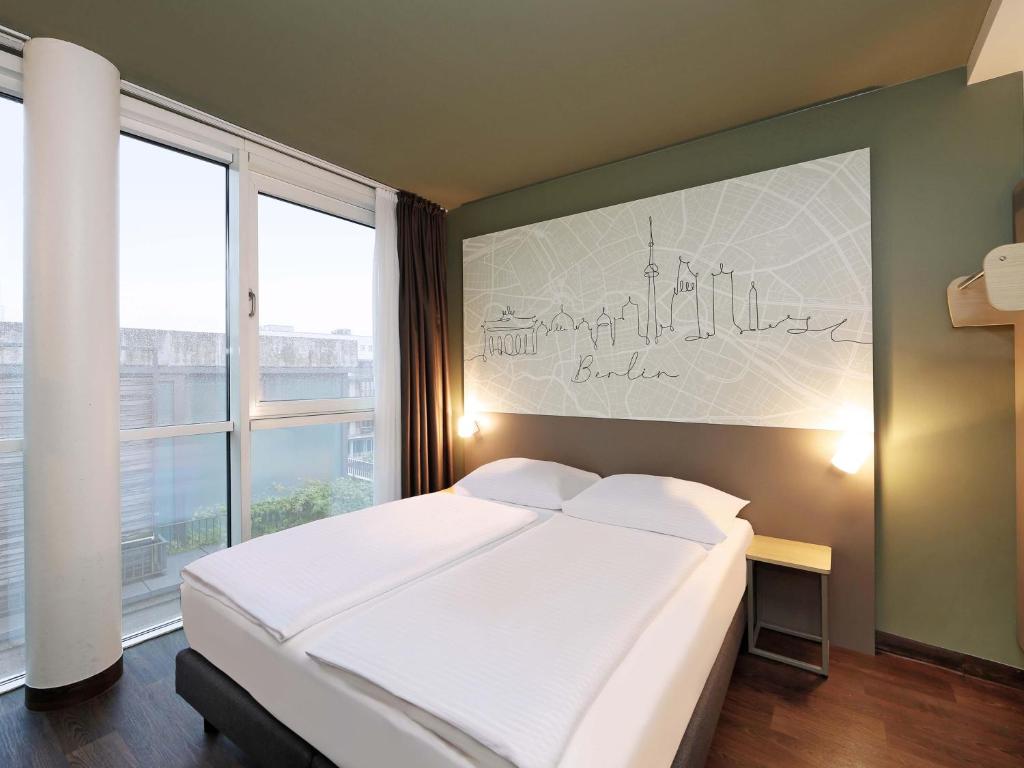 This hotel in central Berlin is just a 3-minute walk from the Friedrichstraße shopping street.