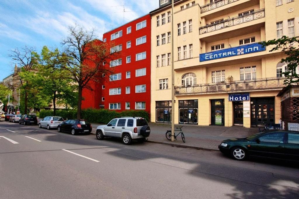 Located in Berlin's Tiergarten district, this hotel is just a 10-minute walk from the main railway station and a 20-minute walk from the Reichstag...