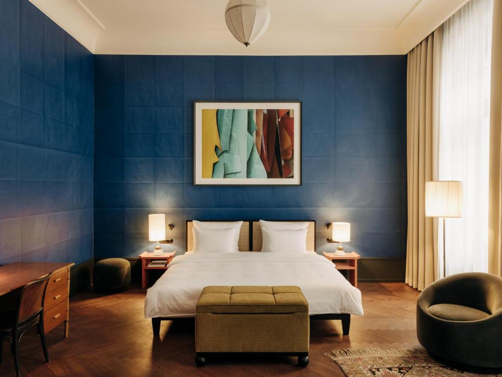 Ideally located in Berlin, Boutique Hotel Château Royal offers air-conditioned rooms, a terrace, free WiFi and a restaurant.