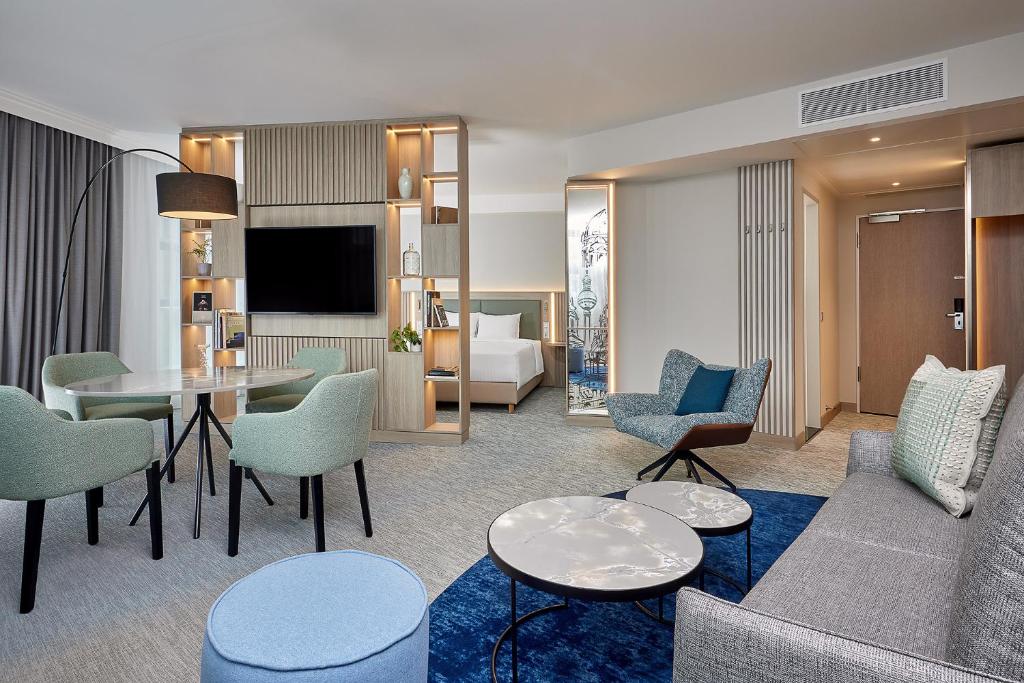This Berlin Mitte hotel offers renovated rooms and venue spaces. It features a gym and is a 10-minute walk from Checkpoint Charlie or Gendarmenmarkt.