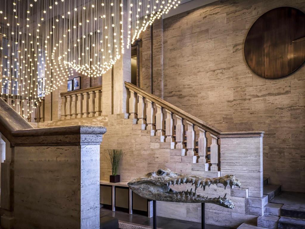 This 5-star hotel features free WiFi, a spa area, and an indoor swimming pool.