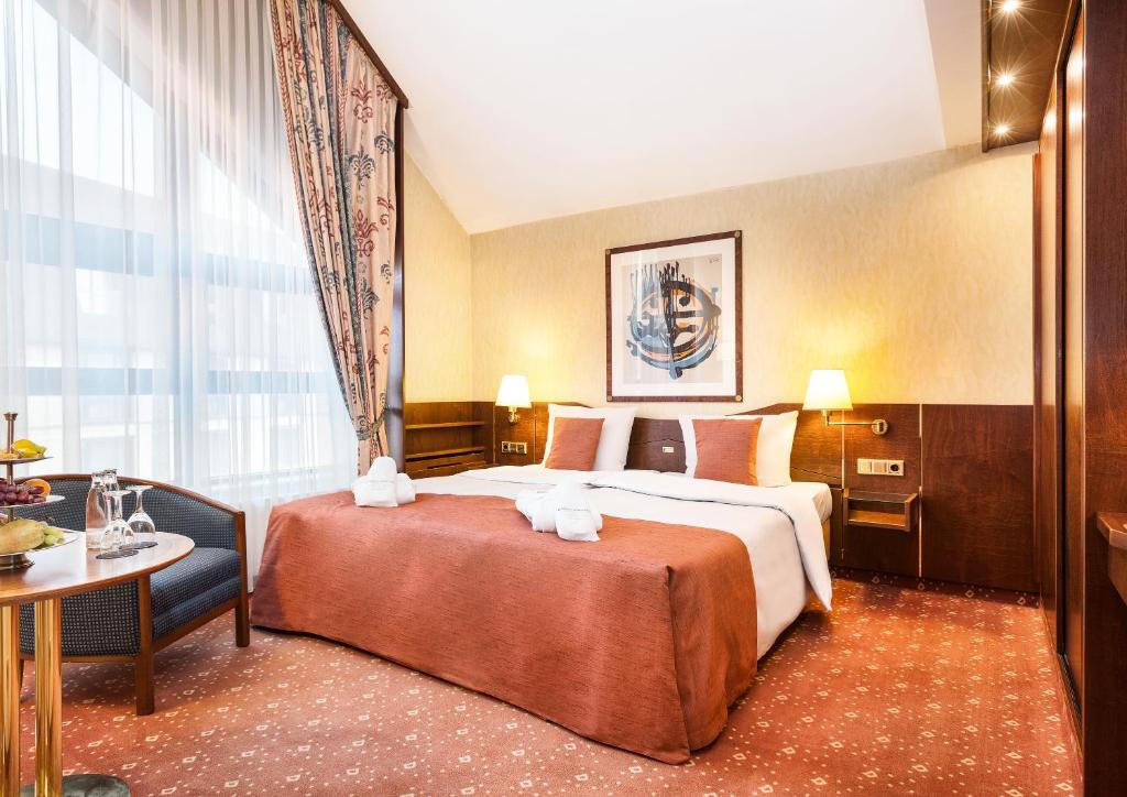 This 4-star hotel is quietly located on the River Spree in central Berlin, between Alexanderplatz and Checkpoint Charlie.