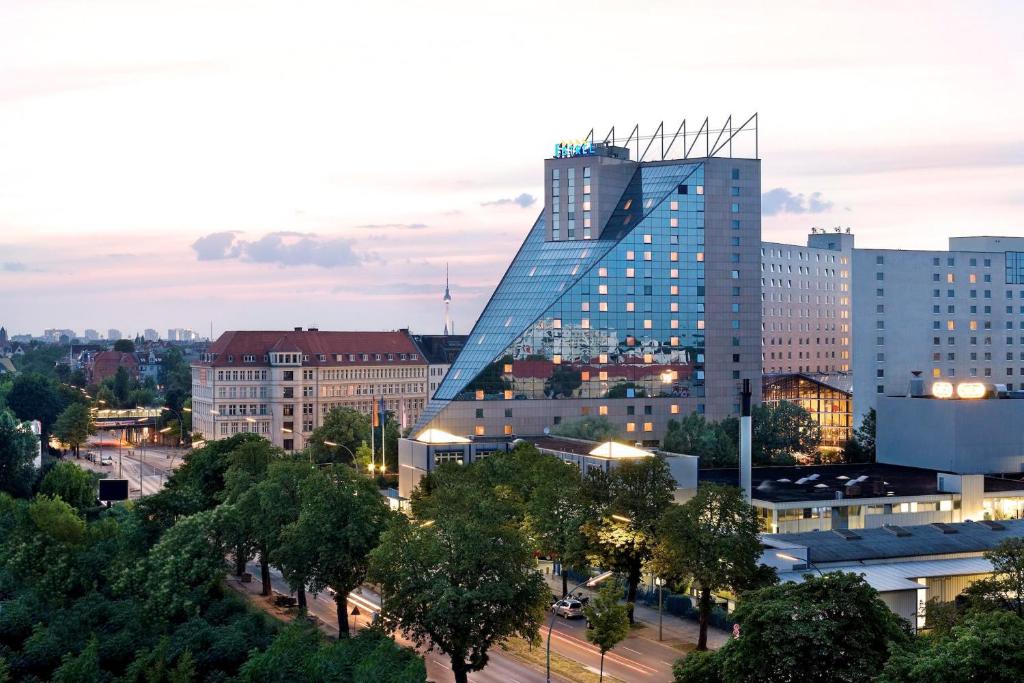 This 4-star-superior hotel in Berlin's Neukölln district is part of a large convention and entertainment centre.