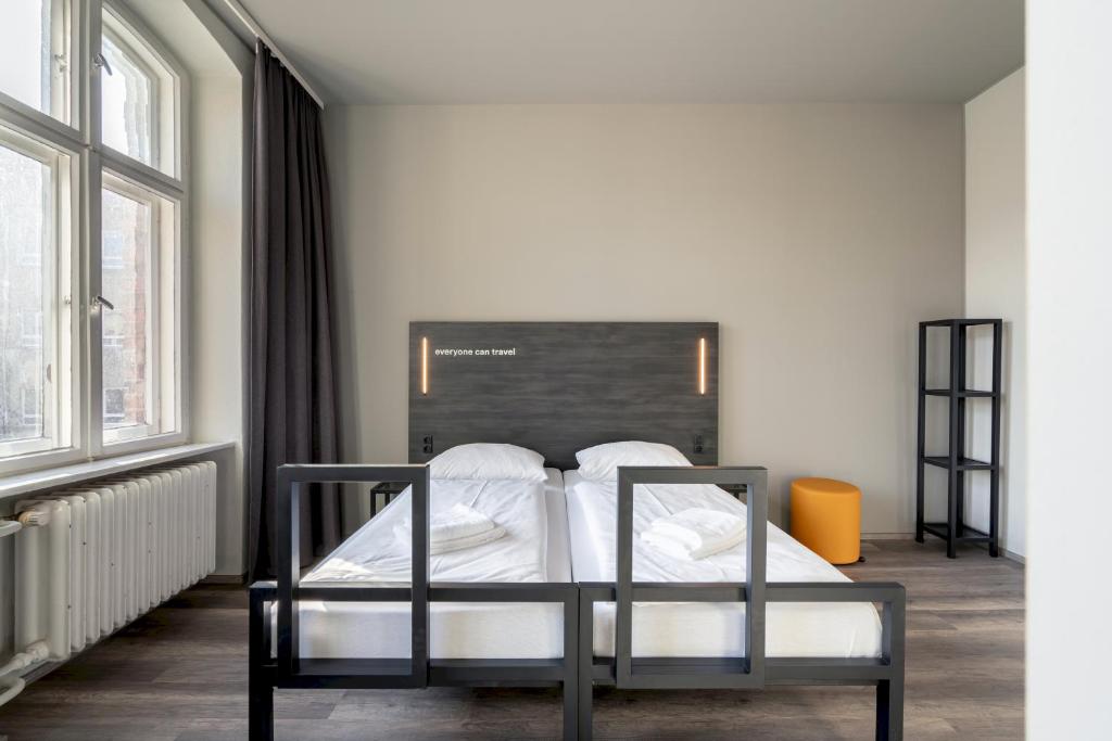 Situated just 4 S-Bahn stops from Alexanderplatz and surrounded by trendy bars and clubs, this hotel awaits you in Berlin’s vibrant Friedrichshain...