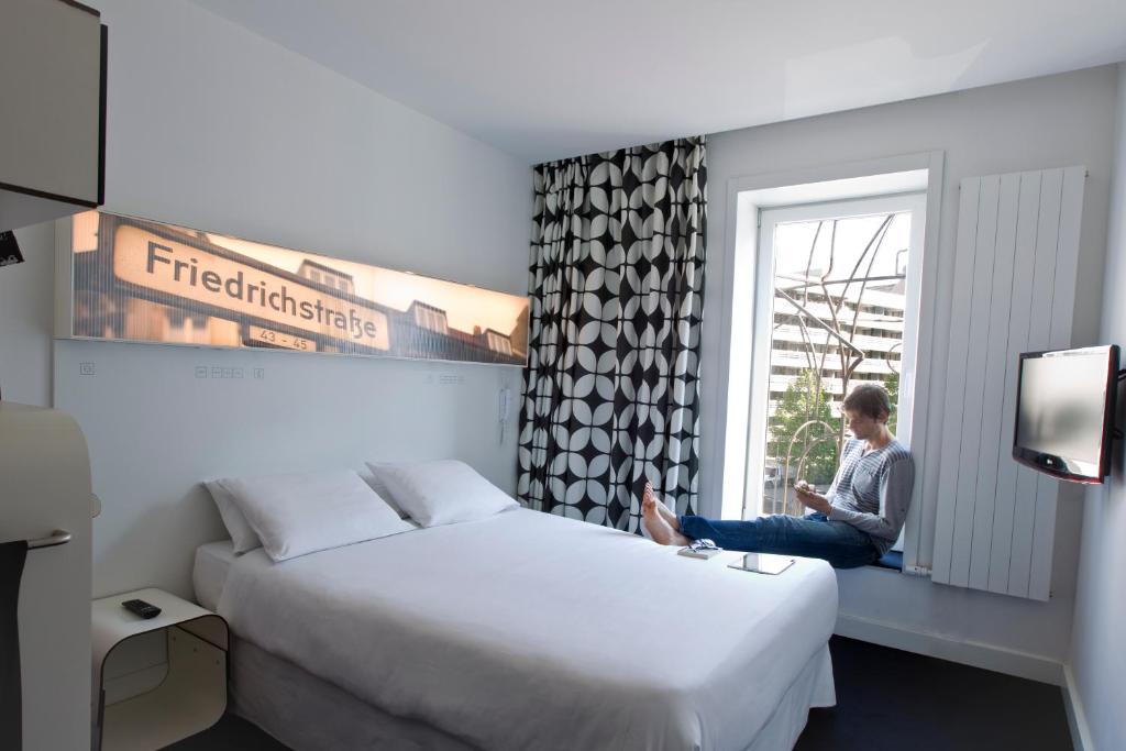 This design hotel is centrally located in Berlin's central Mitte district, just 50 metres from Checkpoint Charlie and the Friedrichstrasse shopping street.