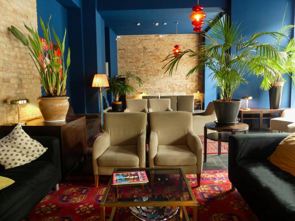 Free WiFi and stylish interiors are offered at this hotel in Berlin’s lively Friedrichshain district.