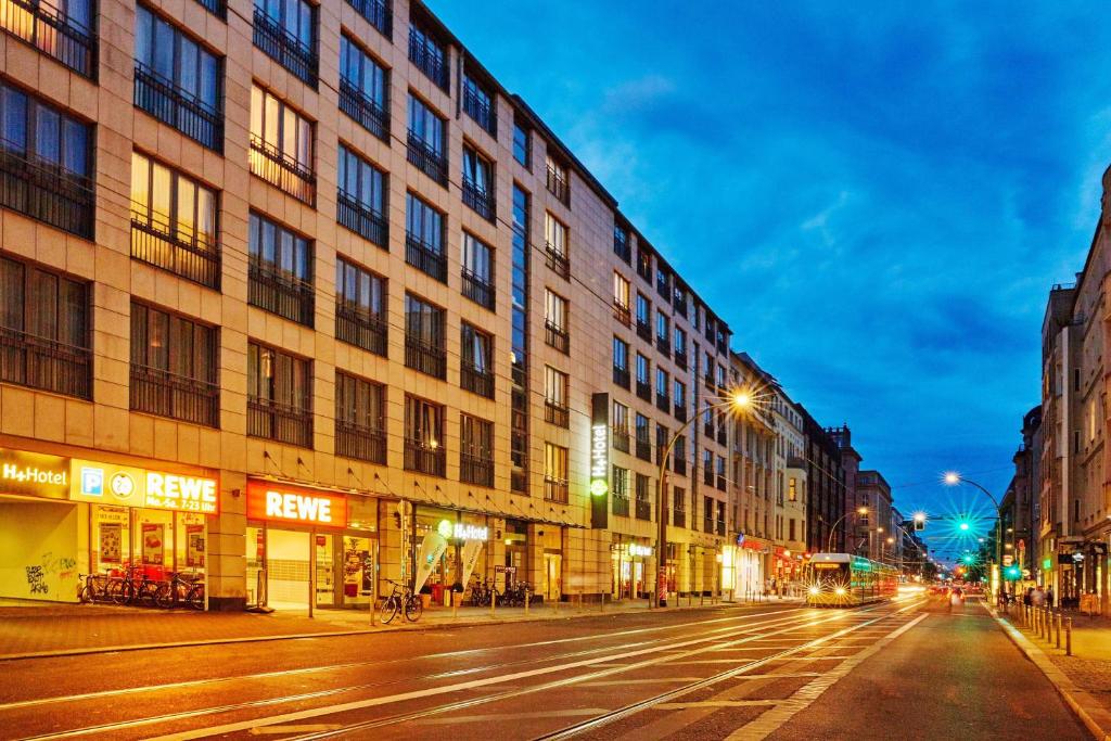 Just 300 metres from Friedrichstrasse Shopping Street, this hotel is centrally located in Berlin. Guests enjoy air-conditioned rooms.