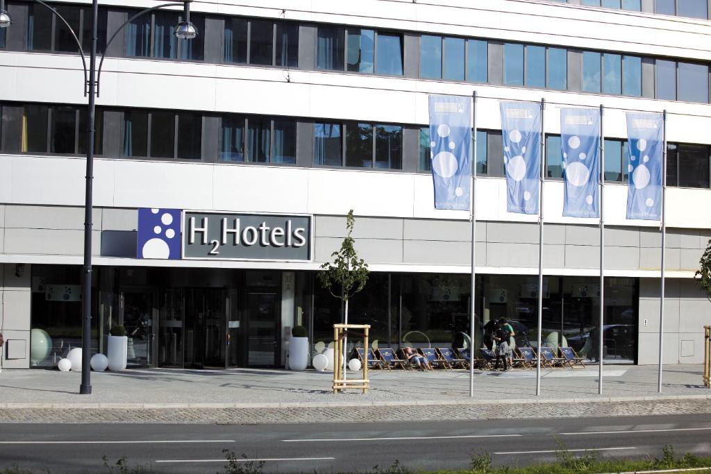 This modern hotel is perfectly situated in the heart of Berlin, just a 3-minute walk from Alexanderplatz and the iconic TV tower.
