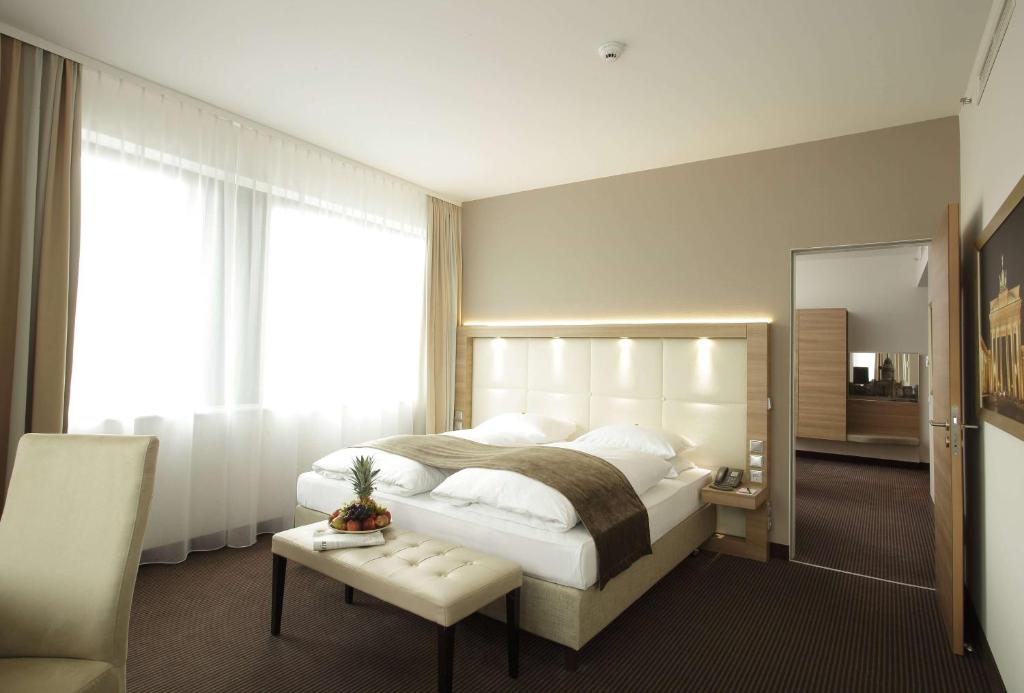 Just a 2-minute walk from Alexanderplatz, this hotel offers a rich breakfast buffet and modern, soundproofed rooms with a flat-screen TV.