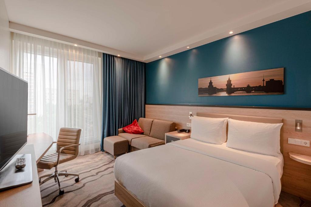 This hotel is situated in the heart of Berlin, just a 5-minute walk from Alexanderplatz Train Station.