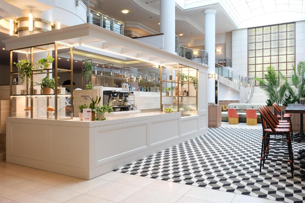 This centrally located hotel on Berlin’s historic Gendarmenmarkt Square features rooms, an exclusive spa and 2 restaurants with stunning views of the...