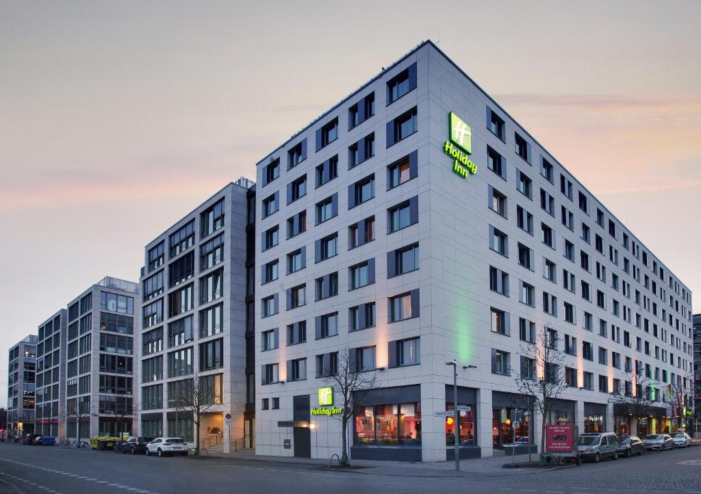 Offering a restaurant, a 24-hour front desk and a bar, Holiday Inn Berlin City East Side is located in the trendy Friedrichshain neighbourhood of Berlin.