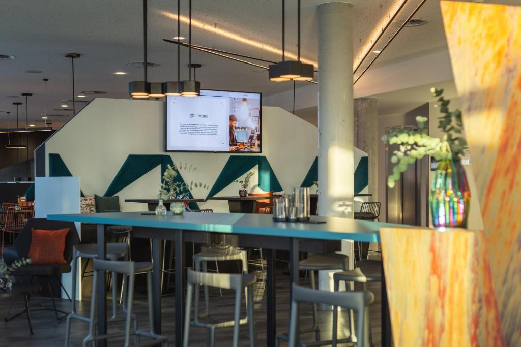 Located in Berlin and within 2.6 km of Kurfürstendamm, Holiday Inn - the niu, Flash Berlin Charlottenburg by IHG features a bar, allergy-free rooms, and...