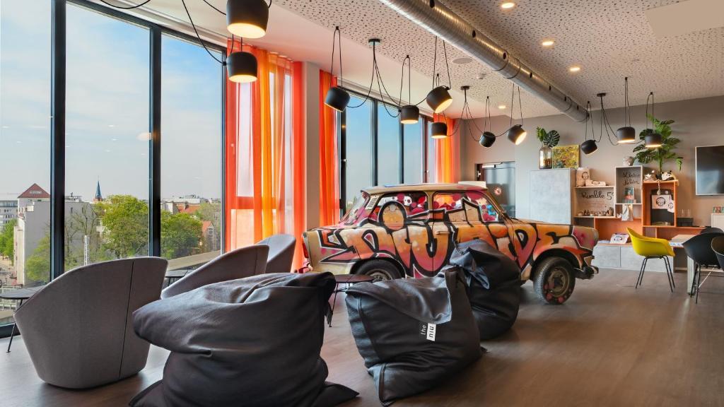 Located in Berlin, 4.4 km from Alexanderplatz, the niu Hide features a bar.