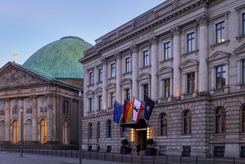 This 5-star Luxury hotel on Berlin’s Bebelplatz Square offers gourmet cuisine and a luxury spa. The historic Unter den Linden Boulevard is 150 metres away.