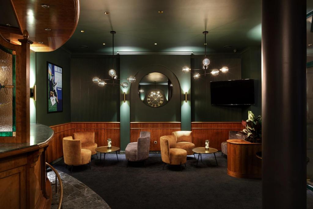 Located in Berlin Lichtenberg, This 2 gold points hotel is steps away from an S-Bahn city rail station, providing easy access to the Hackescher Markt...