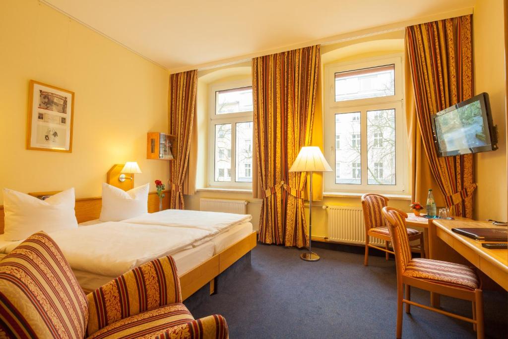 Featuring original works of art, rich breakfast buffets, and easy transport connections, this 3-star-Superior hotel in Berlin lies on the trendy...
