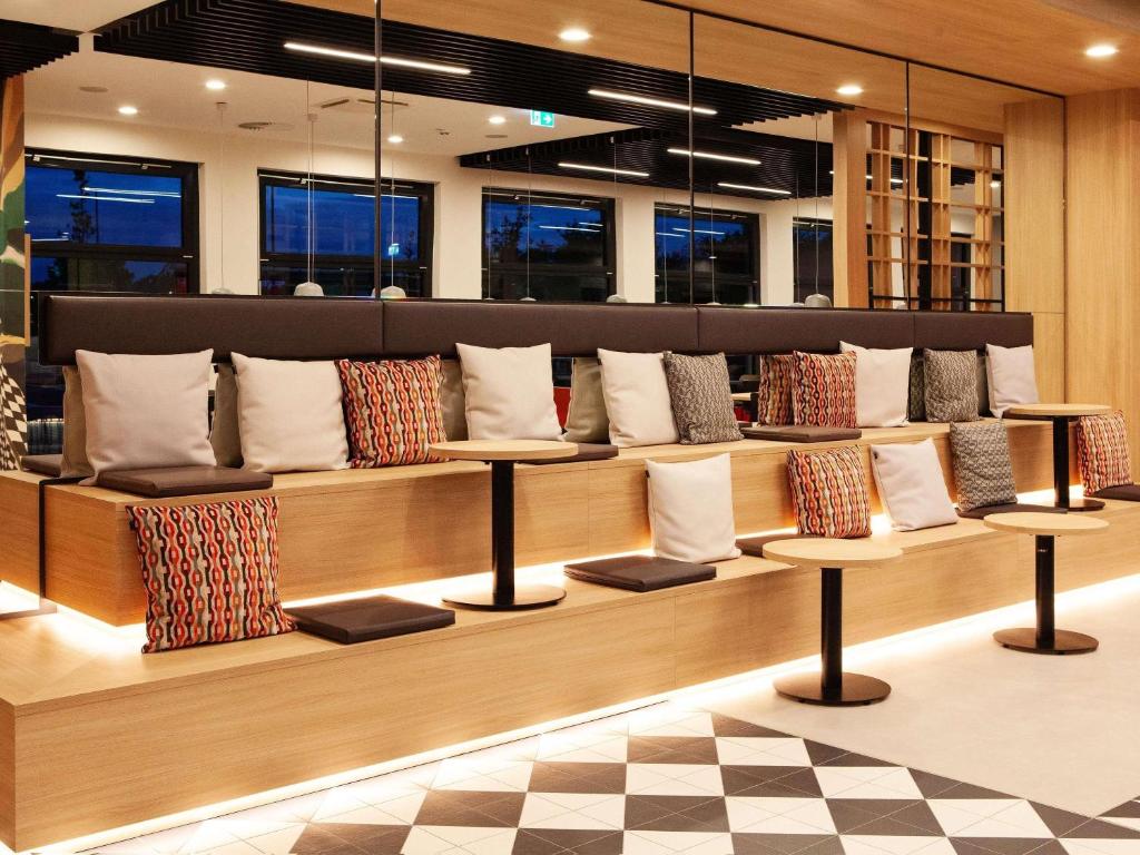 Situated in Berlin, 18 km from East Side Gallery, ibis Hotel Berlin Airport features a bar and views of the city.
