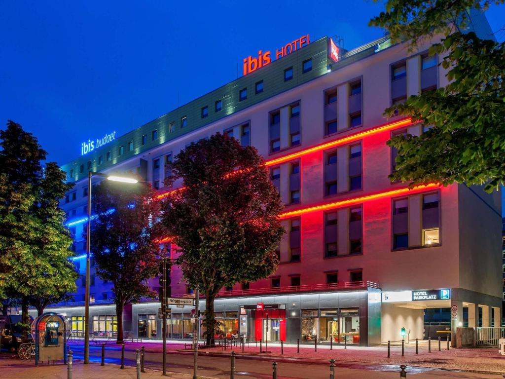Just a 2-minute walk from KaDeWe Department Store, the ibis Berlin Kurfuerstendamm offers modern, elegant rooms.