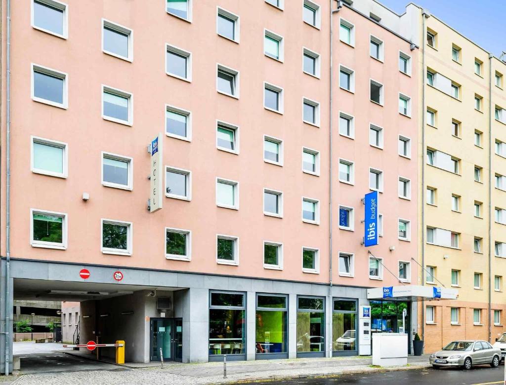 Just 300 metres from Checkpoint Charlie and 1.6 km from the famous Brandenburg Gate, this stylish hotel enjoys a central location in Berlin.