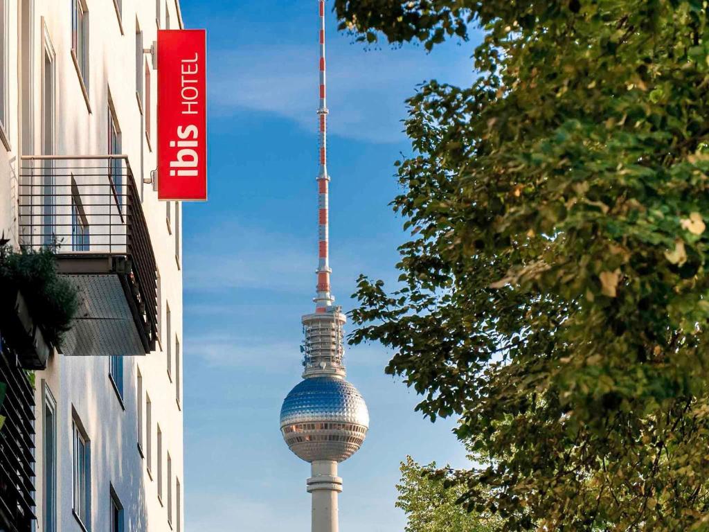 This hotel offers free WiFi, soundproofed rooms, a 24-hour bistro bar and underground parking.