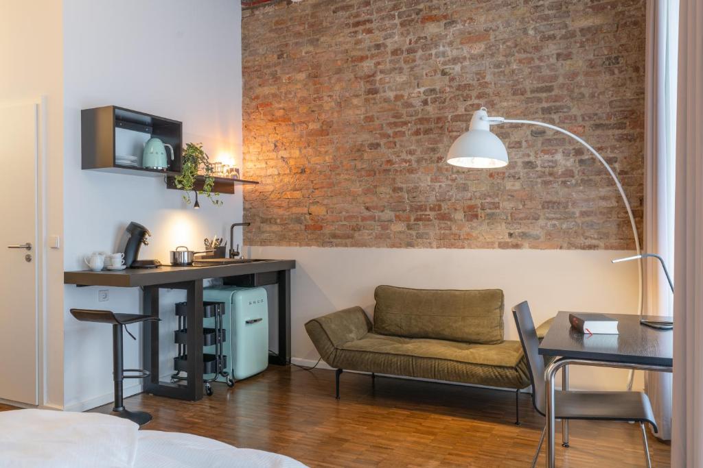 Hotel Johann is situated in the lively Kreuzberg district of Berlin, just 700 metres from Prinzenstraße Underground Station.