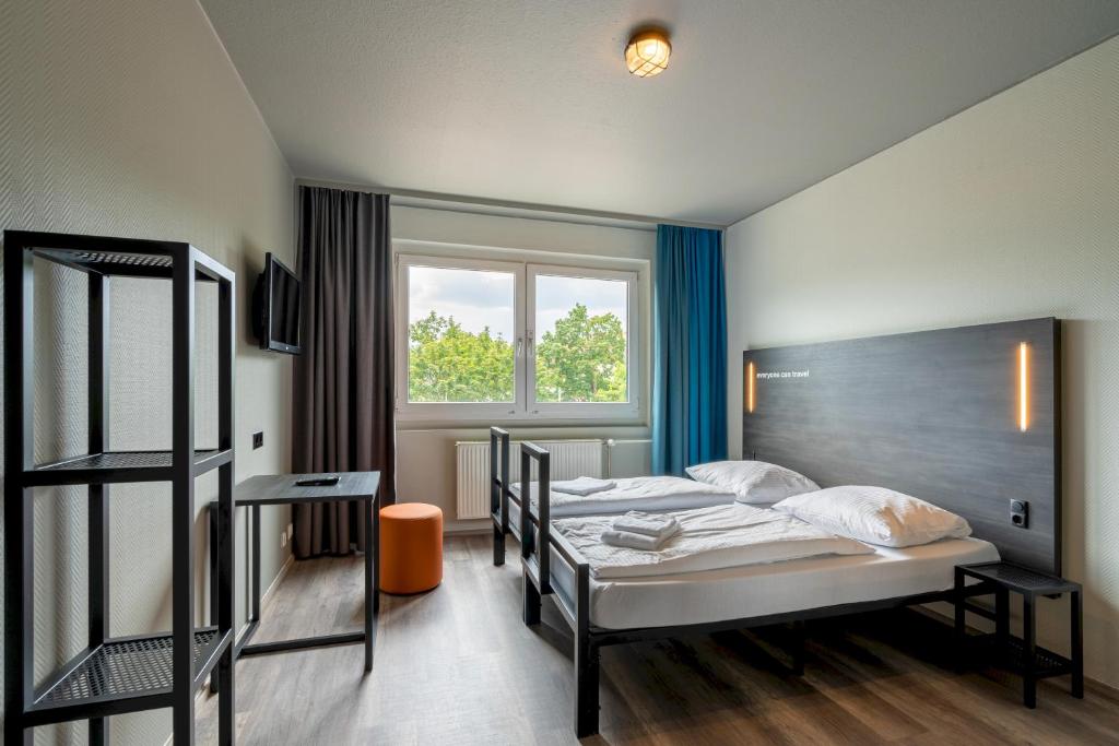 This hotel in the Lichtenberg district of Berlin offers modern rooms. The famous Alexanderplatz square is a 35-minute tram ride away.
