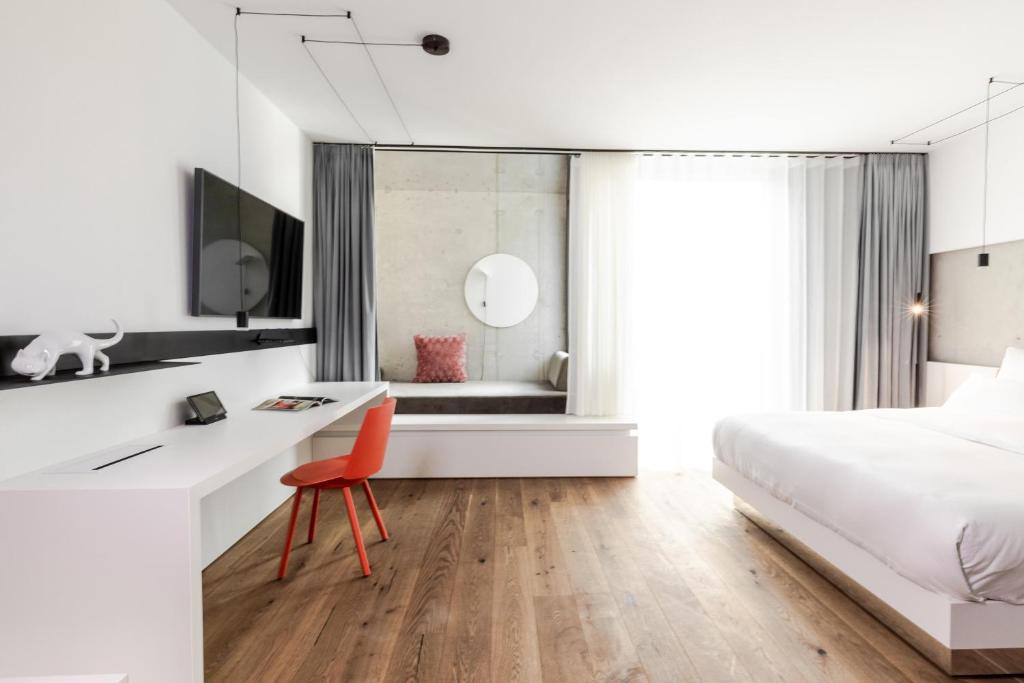 Set within 2 km of Kurfürstendamm, KPM Hotel & Residences Berlin, a Member of Design Hotels in Berlin has a number of amenities.