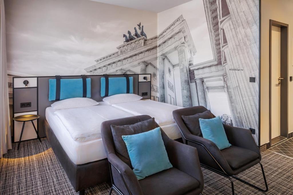 This Berlin hotel is near the Tiergarten park and within walking distance of the the Kaiser Wilhelm Memorial Church, Berlin Zoo, the KaDeWe department...