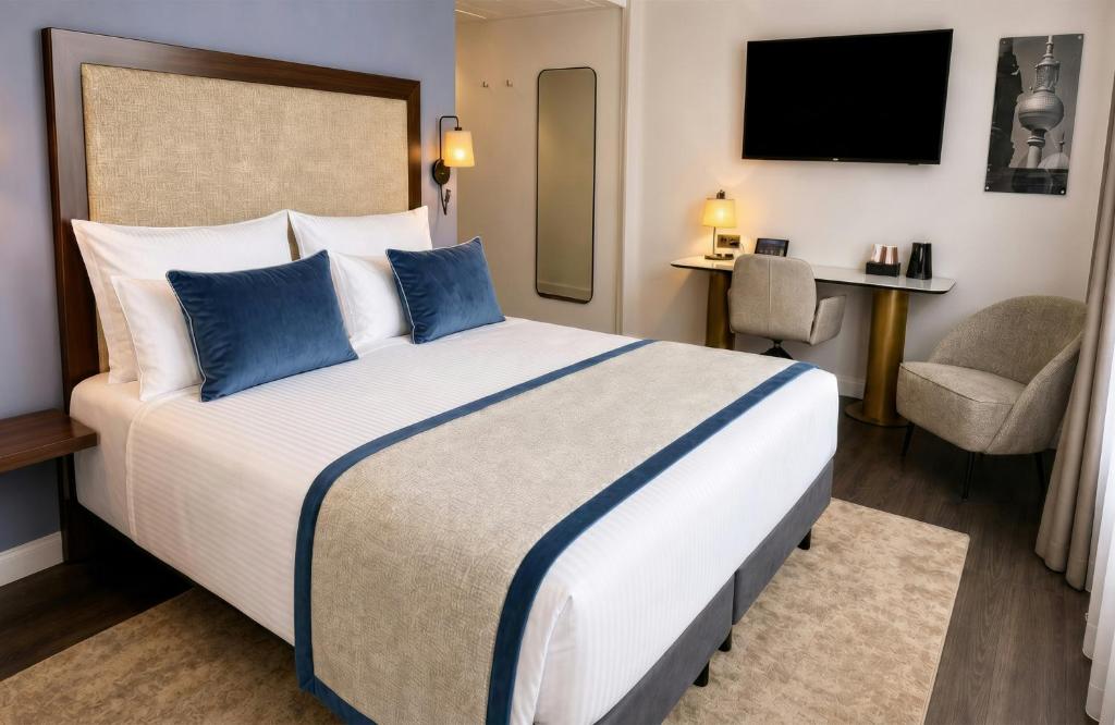 This 3-star-superior hotel is located in Berlin’s Charlottenburg district, between Berlin’s Exhibition Centre and the Kurfürstendamm shopping street.