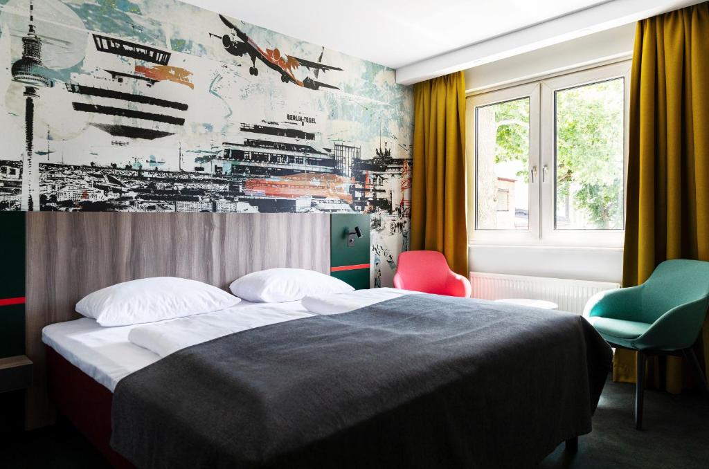 This hotel offers soundproofed rooms with flat-screen TV and a 24-hour reception. It is located on a quiet side street.