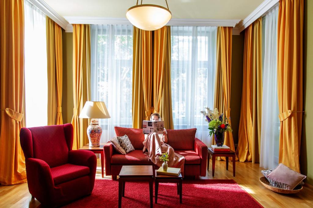 Featuring elegant rooms & suites from 45sqm to 75sqm and a spa area with indoor pool, this hotel is located on the Kurfürstendamm shopping street in...