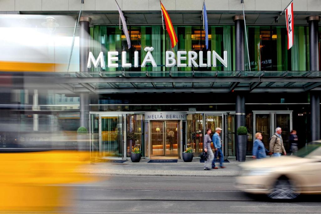 Offering an exclusive Executive club and spacious rooms, this stylish hotel stands beside the River Spree on Berlin’s Friedrichstraße shopping street.