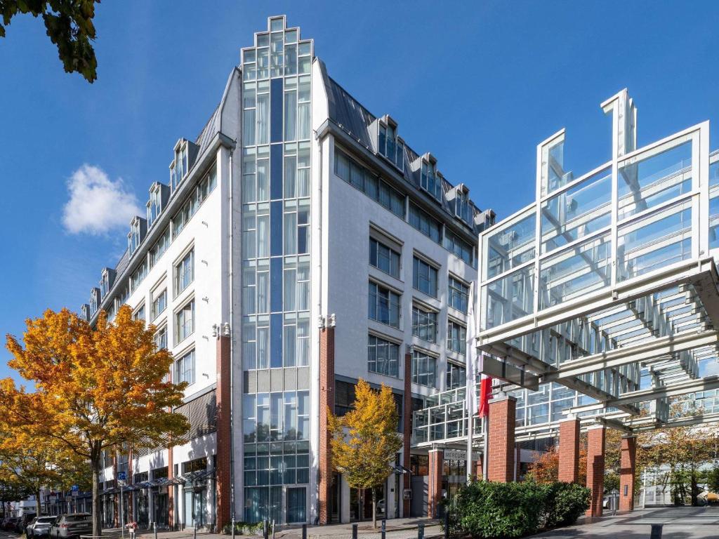 This Mercure hotel in the Neukölln district of Berlin offers air-conditioned rooms and a modern restaurant.