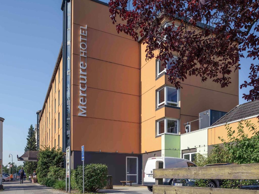 This Mercure hotel offers air-conditioned rooms, free parking and a modern restaurant.