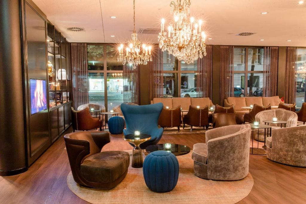 This Motel One Berlin-Bellevue provides air-conditioned rooms, a 24-hour bar and free Wi-Fi.